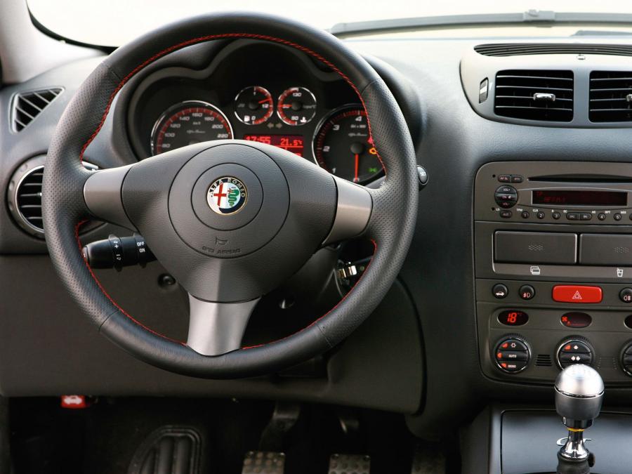Панель приборов Alfa Romeo GT Q2 (937C) 2006 года  (фото 31 из 31)